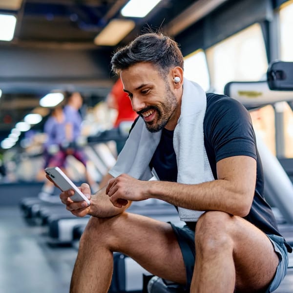 Persona tomando suplemento vitamínico VitaStrip